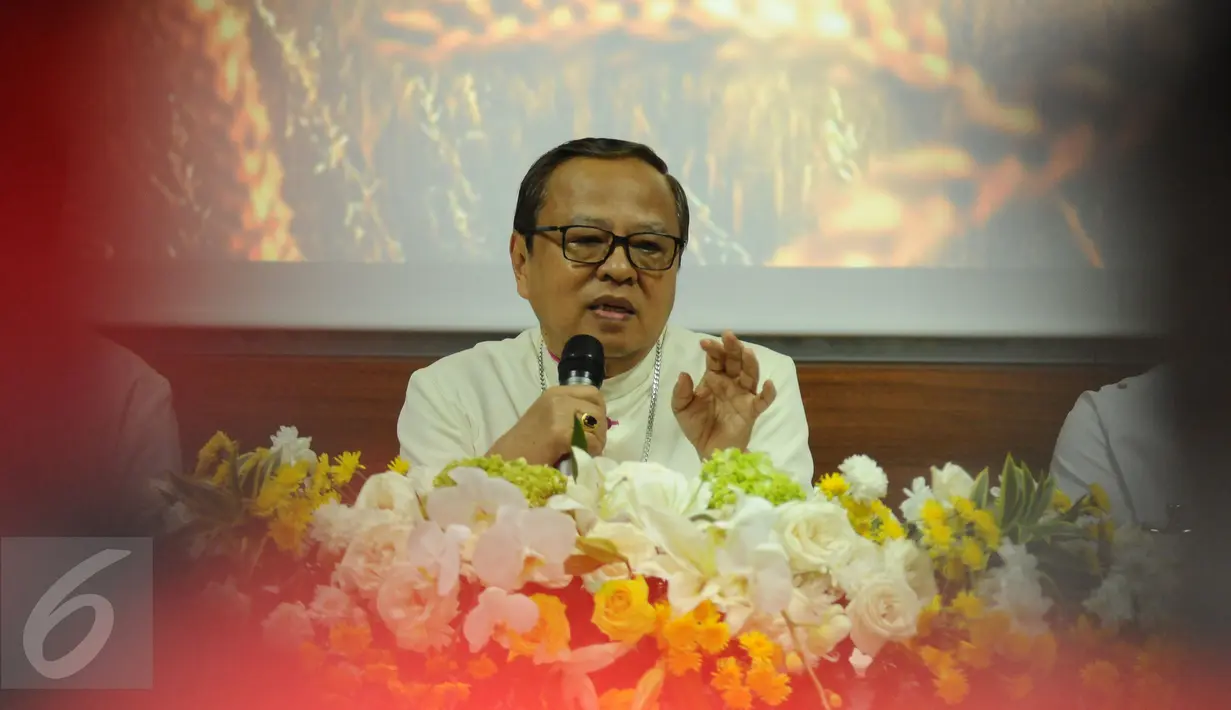 Uskup KAJ Mgr. Ignatius Suharyo saat menyampaikan pesan Paskah 2017 di Wisma Katedral, Jakarta, Minggu (16/4). Keuskupan Agung Jakarta (KAJ) juga menyampaikan beberapa himbauan tentang Pilkada DKI Jakarta. (Liputan6.com/Helmi Fithriansyah)
