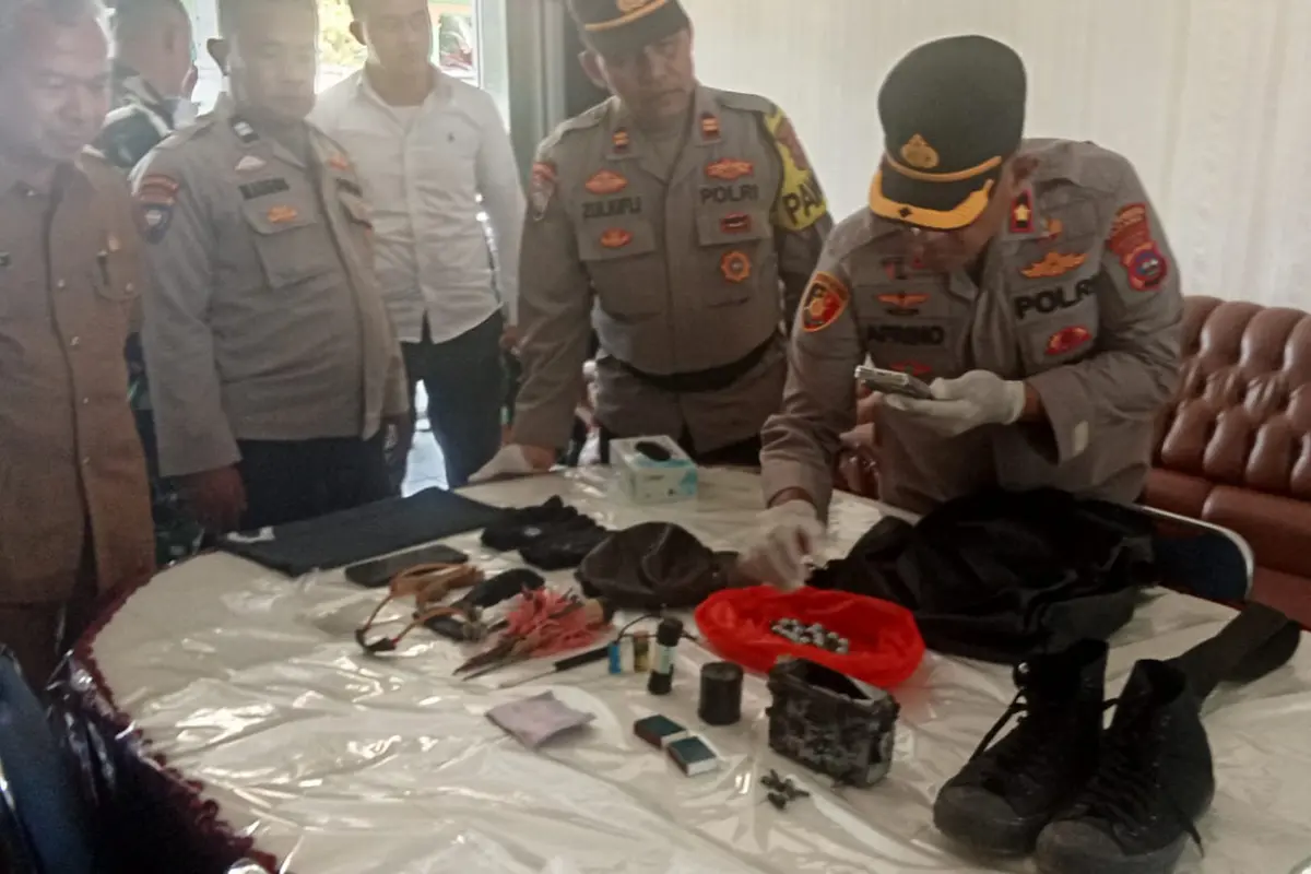 Polisi mengamankan barang bukti bom rakitan di MAN 3, Kelurahan Balai Gadang, Kecamatan Koto Tengah, Kota Padang. (Dok. Istimewa)