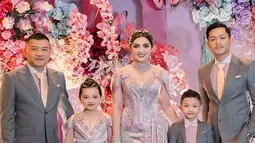 Ashanty terlihat menawan didampingi Anang, Azriel, Arsy dan Arsya. Potret ibu kepala empat ini banjir pujian dari netizen berkat kecantikannya. Liputan6.com/IG/@ashanty_ash).