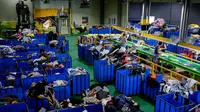 Industri fesyen juga tidak terlepas dari isu lingkungan yang disebabkan fast fashion, pakaian bekas, dan limbah industri. (ANTHONY WALLACE/AFP)
