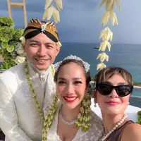 Luna Maya merupakan satu dari sekian banyak artis Tanah Air yang menghadiri pesta pernikahan BCL dan Tiko Aryawardhana. [@lunamaya]