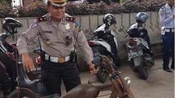 Motor custom chopper ini dinilai tidak memenuhi standar dan berakhir dituntun polisi. (Source: Instagram/@tmcpoldametro)