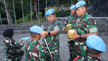 Sebanyak 1.117 personel TNI menerima baret biru. Penyematan baret ini menandai kesiapan pasukan untuk diberangkatkan dalam misi pemeliharaan perdamaian dunia di bawah bendera PBB. (Foto: Pusat Misi Pemeliharaan Perdamaian (PMPP) TNI)