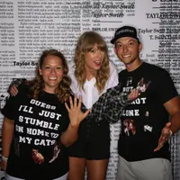 Taylor Swift mendapatkan kejutan dari penggemarnya di sela-sela meet and greet Reputation di Philadelphia. (instagram/tsphilaproposal)