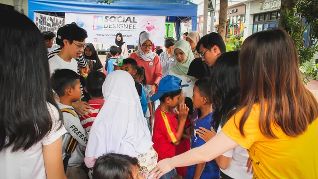 [Fimela] Social Designee, Menikmati Indahnya Hidup dengan Mengajar Anak-anak di Perkampungan