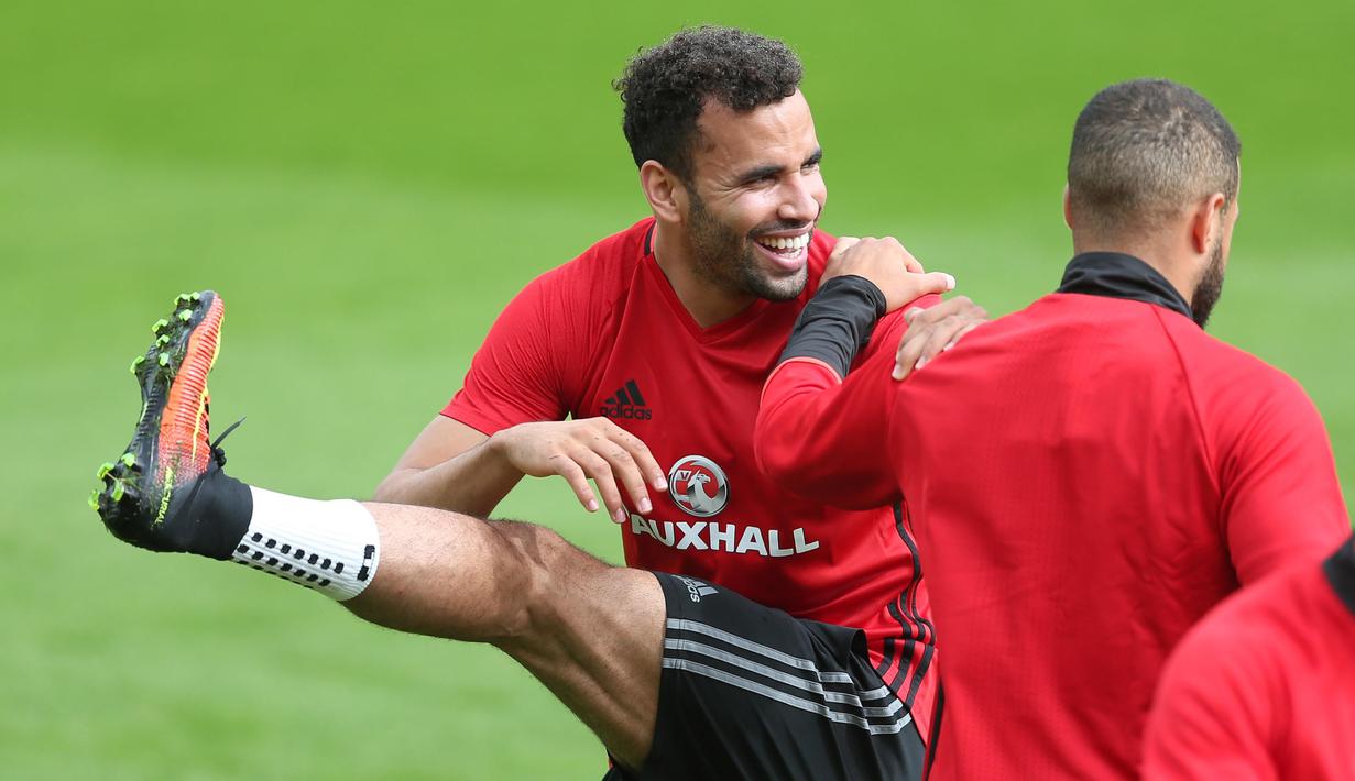 Pemain Wales, Hal Robson-Kanu  terlihat menikmati sesi latihan jelang kualifikasi piala Dunia 2018 di The Vale Resort, Hensol, Wales (31/8/16) (Action Images via Reuters/Matthew Childs)