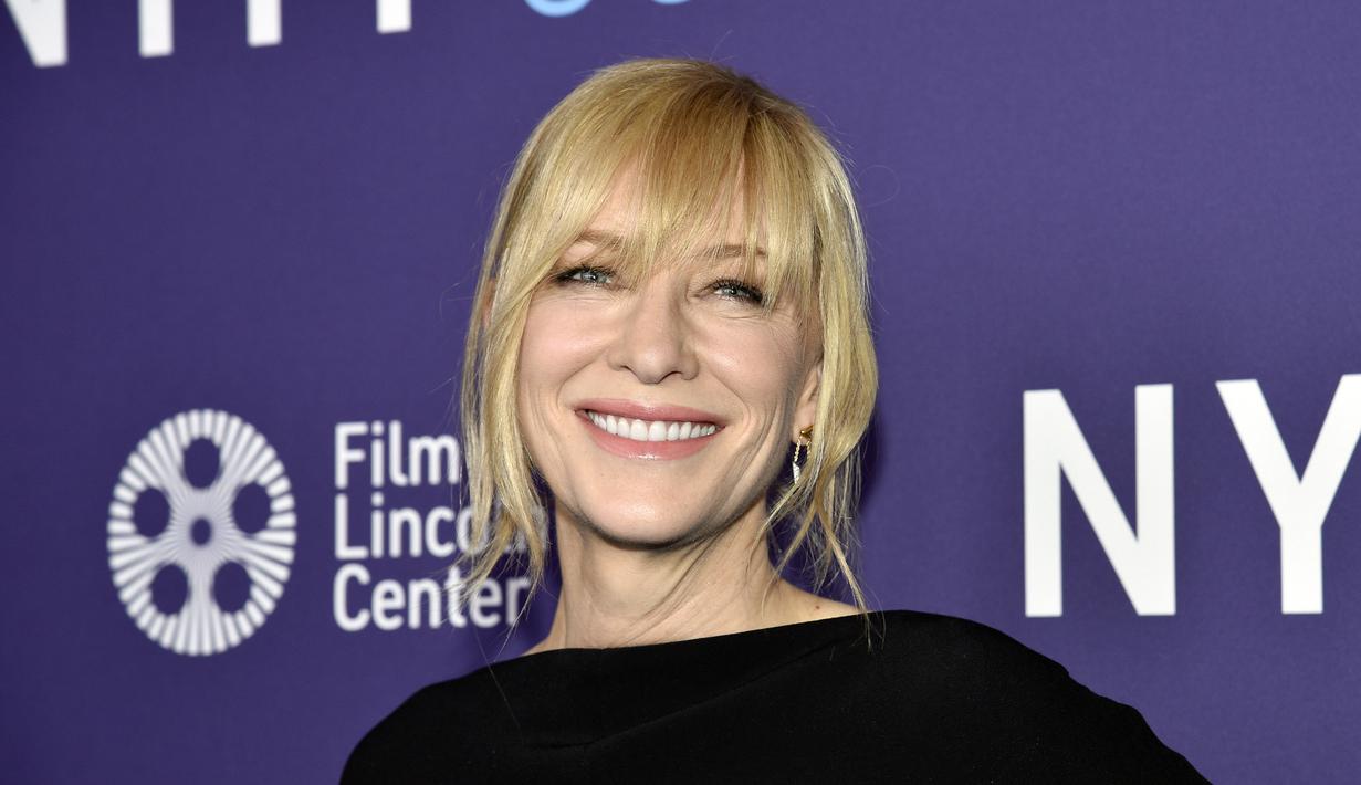 Cate Blanchett tersenyum saat menghadiri pemutaran perdana film "Tár" selama Festival Film New York ke-60 di Alice Tully Hall di New York pada Senin, 3 Oktober 2022. Bodysuit yang dikenakan bintang berusia 53 tahun itu tampak elegan yang menampilkan bawahan lonceng dan lengan berenda dramatis dengan ujung putih untuk menambah kontras. (Photo by Evan Agostini/Invision/AP)