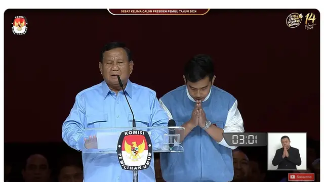 Calon Presiden (Capres) nomor urut 02 Prabowo Subianto menyampaikan pernyataan penutup atau closing statement didampingi Calon Wakil Presiden (Cawapres) Gibran Rakabuming Raka di debat Pilpres 2024.