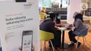 Nasabah memanfaatkan layanan digital bank melalui layanan Mandiri Syariah Mobile di Jakarta, Rabu (8/7/2020). Mandiri Syariah juga mengoptimalkan metode pembayaran digital tanpa uang tunai sebagai upaya untuk mengurangi risiko penyebaran Covid-19 di Era New Normal. (Liputan6.com/Angga Yuniar)