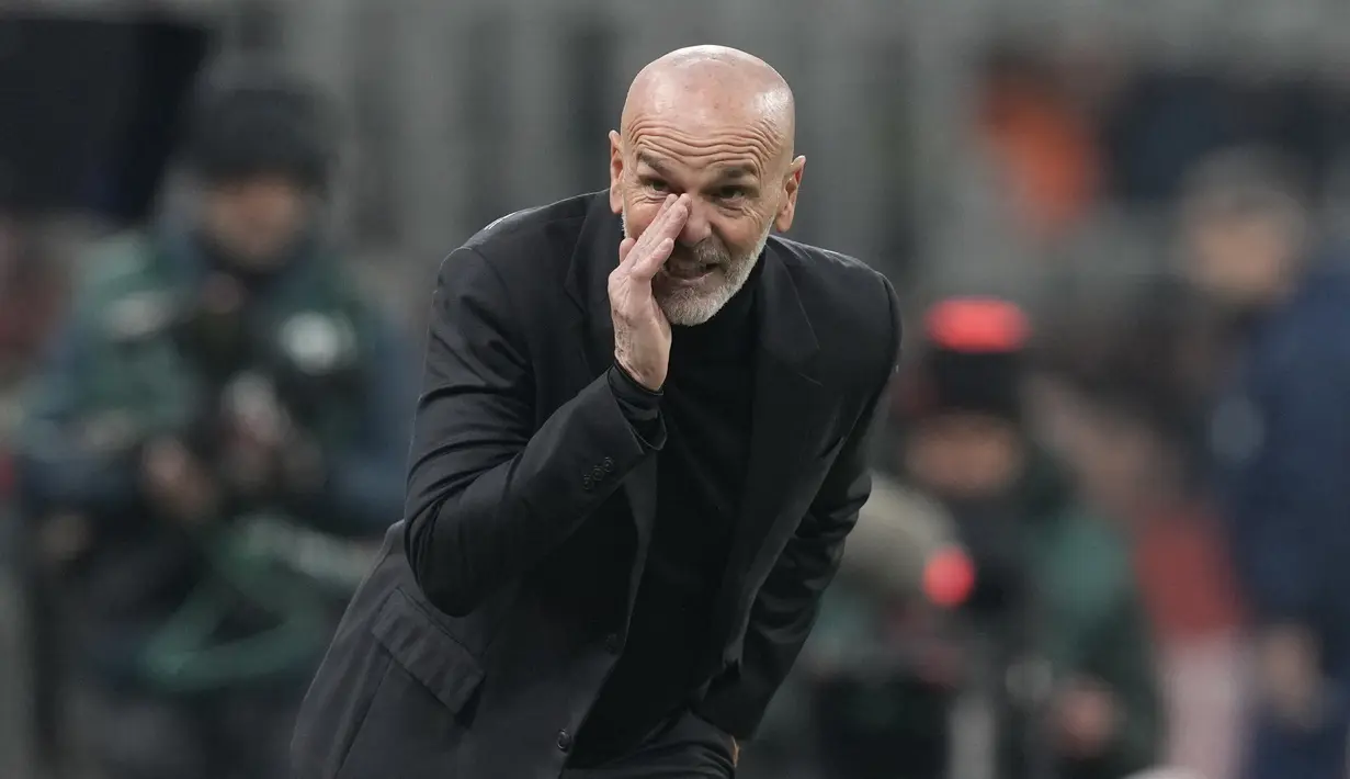 Pelatih AC Milan, Stefano Pioli tak henti-hentinya memberikan instruksi kepada timnya saat melawan Torino dalam duel pekan ke-22 Liga Italia 2022/2023, Sabtu (11/2/2023) dini hari WIB. Pertandingan ini jadi tantangan besar bagi sang Allenatore yang tenggelam dalam tujuh pertandingan terakhir. (AP Photo/Antonio Calanni)
