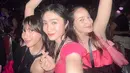 Jessica Mila, Enzy Storia, dan Febby Rastanty di konser BLACKPINK. Ketiga kompak mengenakan outfit bernuansa pink dan hitam. Foto: Instagram.