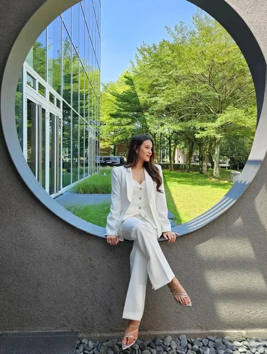 Untukmu si wanita karier, kamu bisa memilih memakai pakaian serba putih dari inner, outer, celana hingga alas kaki. Biarkan rambutmu tergerai seperti Raisa agar menambah kesan anggun [instagram/raisa6690]