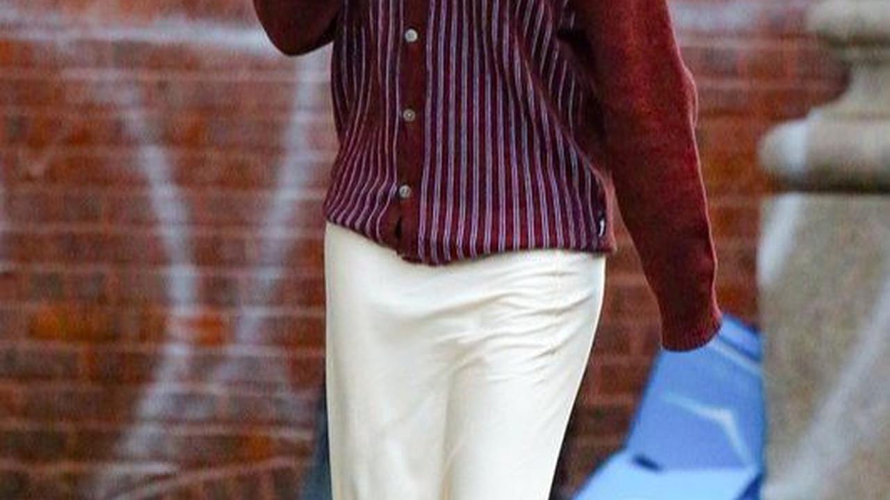 Dengan mengenakan cardigan rajut dan rok satin, pesona Suri memancarkan aura aktris seperti orangtuanya. Bagaimana menurut pendapatmu?
