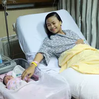 Tantri Kotak melahirkan. (Adrian Putra/Bintang.com)