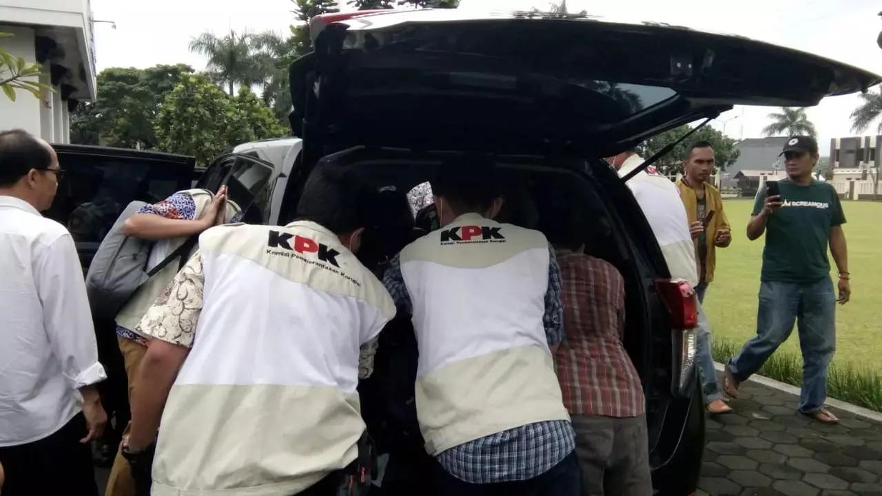 Sejumlah petugas KPK tengah membawa sejumlah berkas dari kantor Walikota Tasikmalaya, setelah melakukan penggeledahan, April lalu.