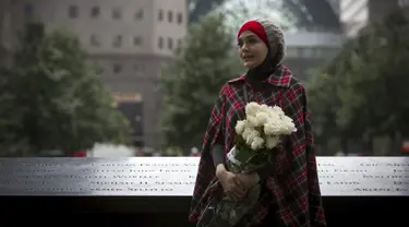 Presenter yang JUGA dokter, Lula Kamal, berpose sebelum menaruh mawar di The National September 11 Memorial di Lower Manhattan, New York, Kamis (10/9/2015). Masyarakat akan menggelar peringatan terkait tragedi 9/11. (REUTERS / Andrew Kelly)