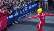 Pembalap Ferrari asal Inggris, Lewis Hamilton, merayakan kemenangannya bersama tim setelah memenangkan Grand Prix Formula Satu Catalonia di Sirkuit de Catalunya di Montmelo, pinggiran Barcelona, ​​pada 14 Juni 2026. (Manaure QUINTERO / AFP)