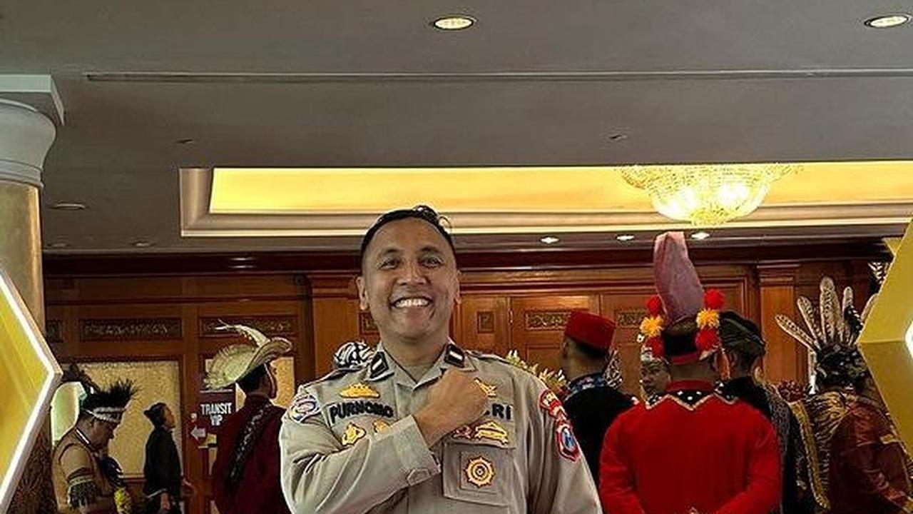 Senang Berbagi, Ini Sosok Polisi yang Tiba-tiba Hampiri Guru Wali Kelasnya Dulu untuk Beri Hadiah Umrah