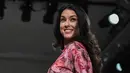  Model Rebecca Mir tersenyum saat mengenakan busana ciptaan Riani di Berlin Fashion Week 2017 di Berlin Jerman (17/1). (AFP Photo/dpa/Britta Pedersen/Jerman OUT)