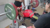 Lifter Indonesia, Ni Nengah Widiasih berlatih di Solo, Jawa Tengah, Kamis (7/9/2017), menjelang perhelatan ASEAN Paragames 2017. (Bola.com/Ronald Seger)