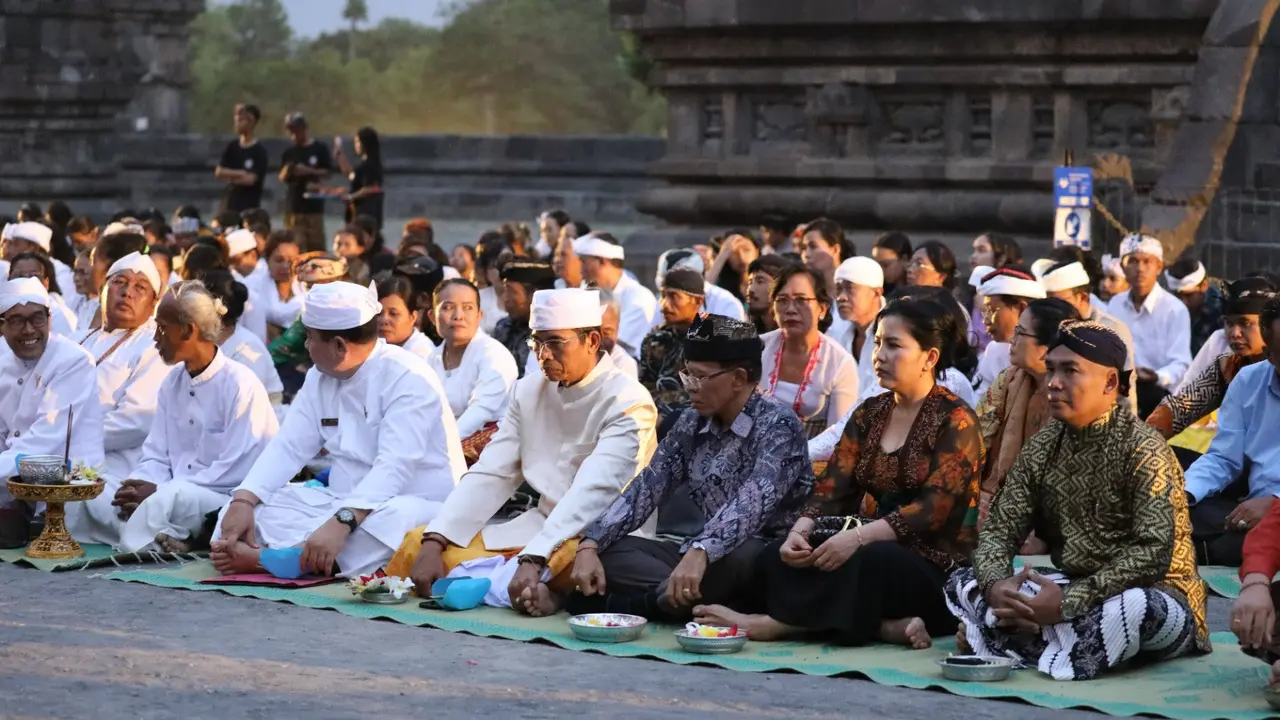 Umat Hindu menggelar aksi solidaritas dan doa bersama untuk Palestina di Candi Prambanan, Yogyakarta. (Foto: Kemenag)