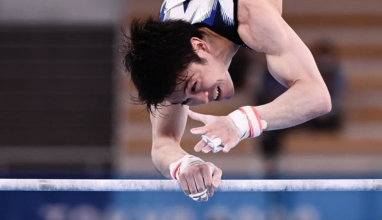 Kohei Uchimura (Jepang) bertanding di nomor palang horizontal kualifikasi senam artistik putra Olimpiade Tokyo 2020 pada 24 Juli 2021. Bertambahnya usia & cedera, Uchimura pada akhir 2019 memutuskan berkonsentrasi pada palang tunggal untuk masuk tim Jepang ke Olimpiade keempatnya. (Loic VENANCE/AFP)