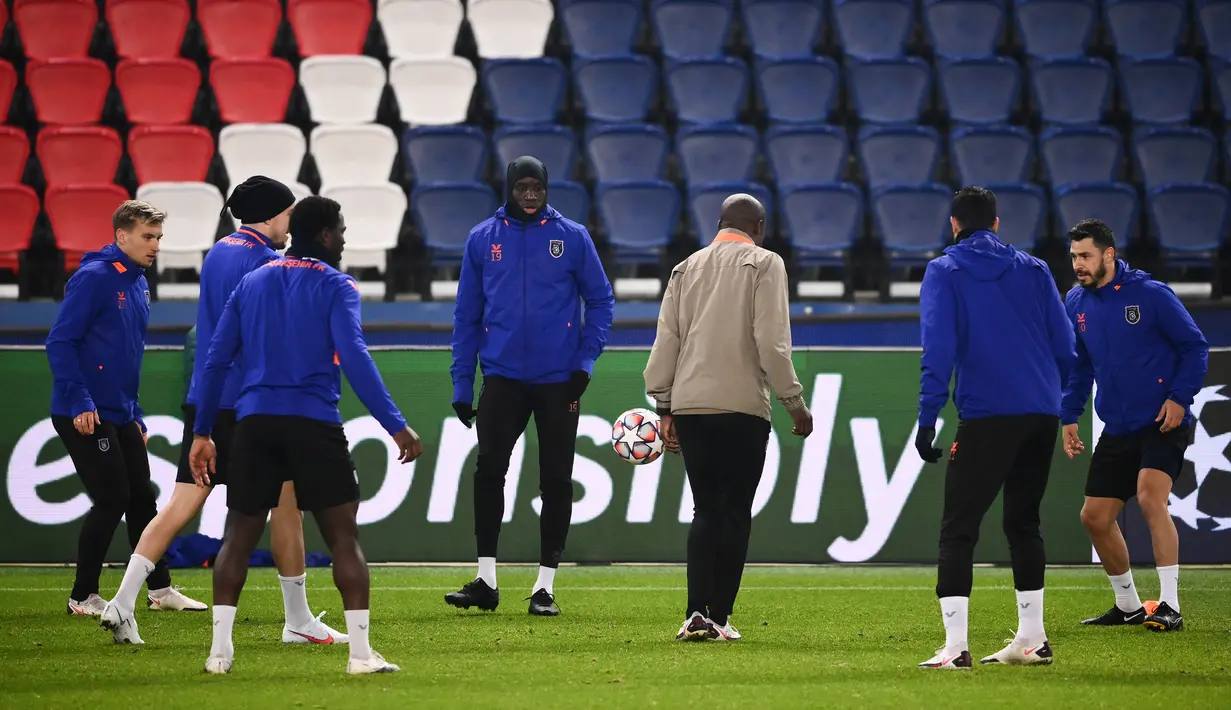 Penyerang Istanbul Basaksehir, Demba Ba (tengah) bersama rekan-rekannya mengikuti sesi latihan tim di Paris (7/12/2020). Istanbul Basaksehir akan bertanding melawan PSG pada grup H Liga Champions di Stadion Parc des Princes. (AFP/Franck Fife)