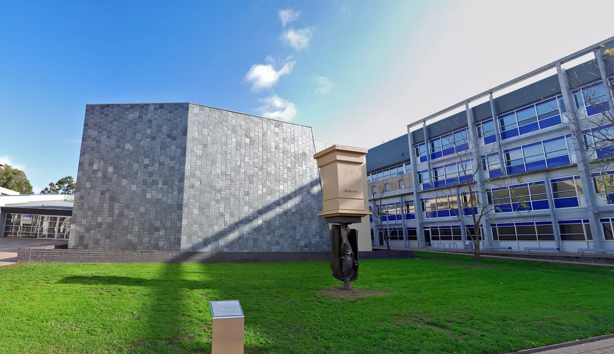 Patung berbentuk tubuh terbalik di La Trobe University, Melbourne, adalah seni kontemporer yang menarik perhatian semua pengunjung. Berbeda dengan patung pada umumnya, patung ini dibuat terbalik dengan kepala di bawah. (commons.wikimedia.org)