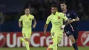 Penyerang Barcelona, Neymar (tengah), berlari melewati pemain depan PSG, Javier Pastore (kanan), saat berlaga di pertemuan kedua Liga Champions 2014-2015 Grup F di Stadion Parc des Princes, Paris (1/10/2014). (AFP PHOTO/Franck Fife)