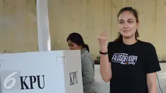 Aktris Luna Maya memperlihatkan jarinya usai mencoblos di TPS 54, Pela Mampang, Jakarta, Rabu (19/4). Luna terlihat santai tanpa riasan make up. (Liputan6.com/Herman Zakharia)