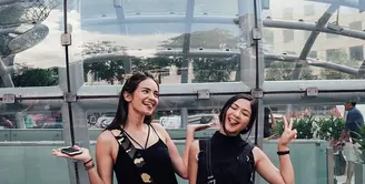 Kekompakan dua sahabat Enzy Storia dan Jessica Mila bisa terlihat dari OOTD mereka saat traveling. [Foto: Instagram @jscmila]