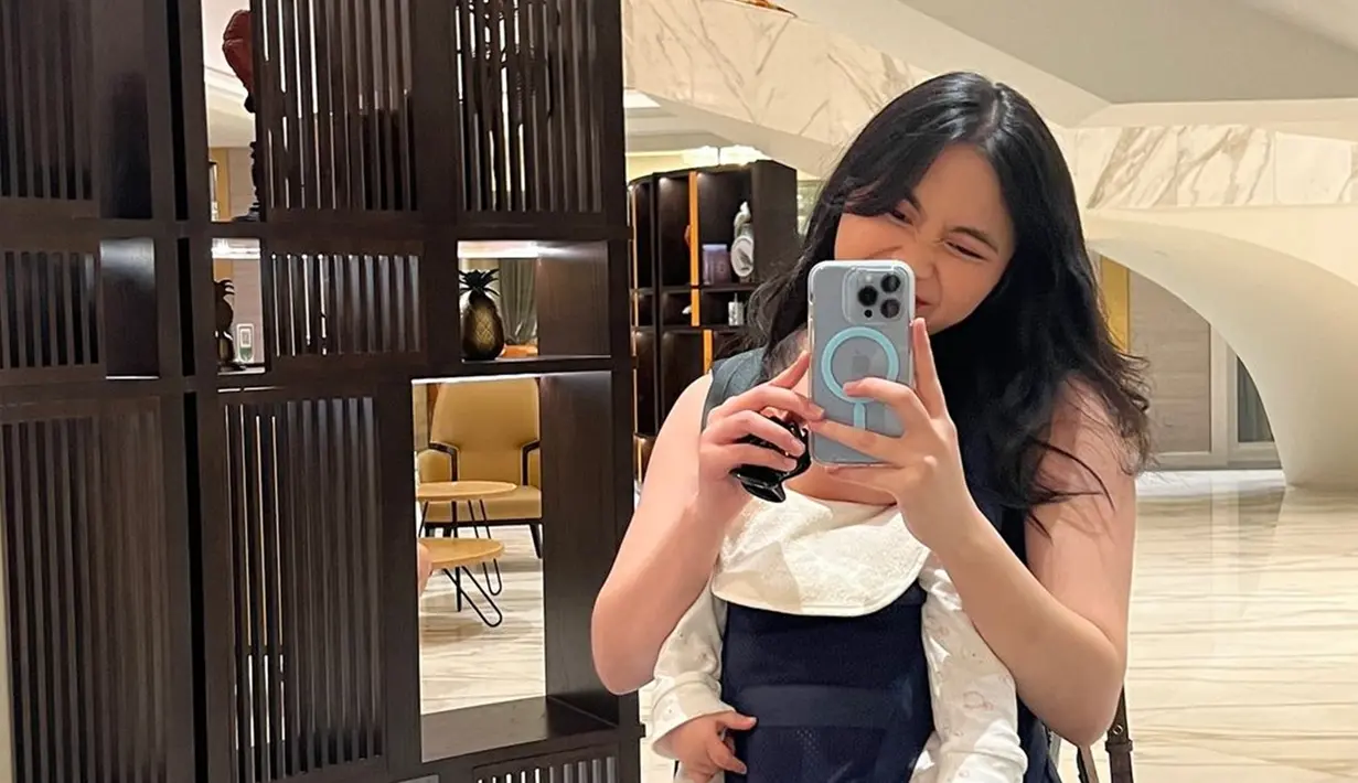 Lewat keterangan unggahannya, Ashilla ungkap tidak mudah dan cukup lelah liburan bareng buah hati yang masih balita. Namun dalam satu waktu ia juga merasa bahagia bisa menikmati momen bersama buah hatinya. Jebolan Idola Cilik musim pertama ini menambahkan jika ia tak sabar untuk menikmati liburan lagi ke negara lain bareng anak dan suami. (Liputan6.com/IG/@zhrtiaraashilla)