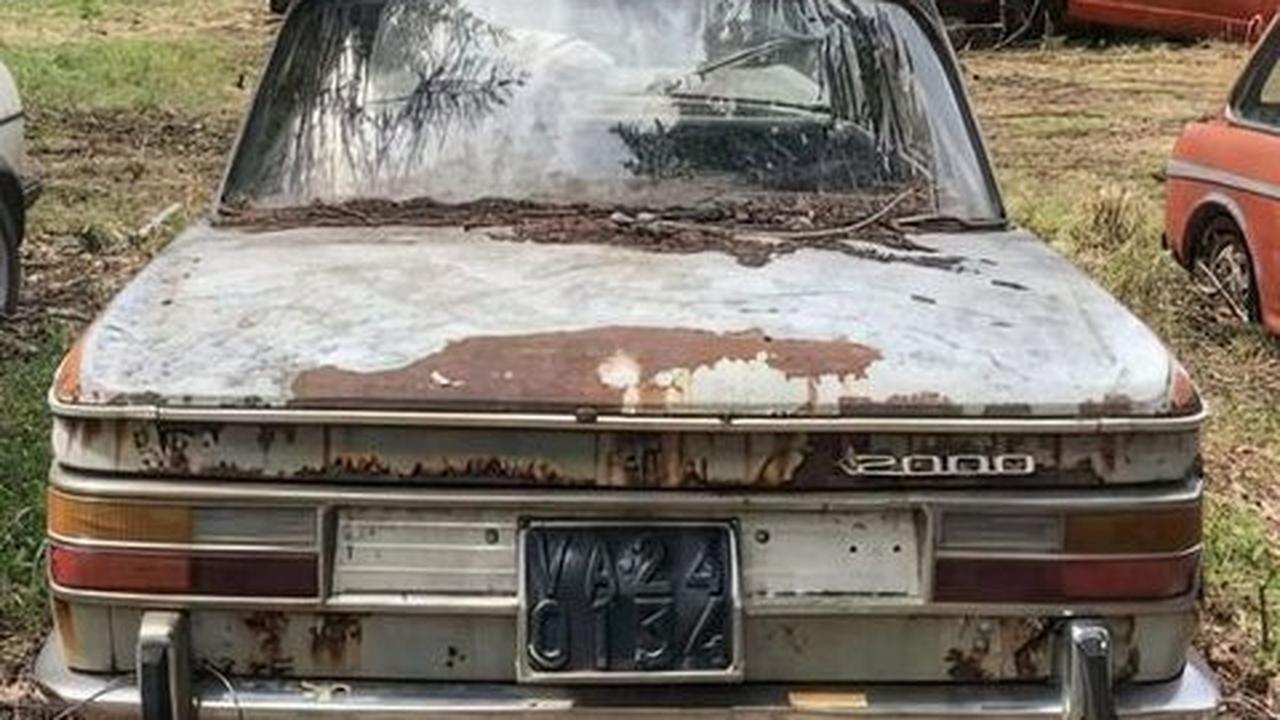 Sayang Banget! Deretan Mobil Mewah Ini Ditinggal Sampai Jadi Rongsokan