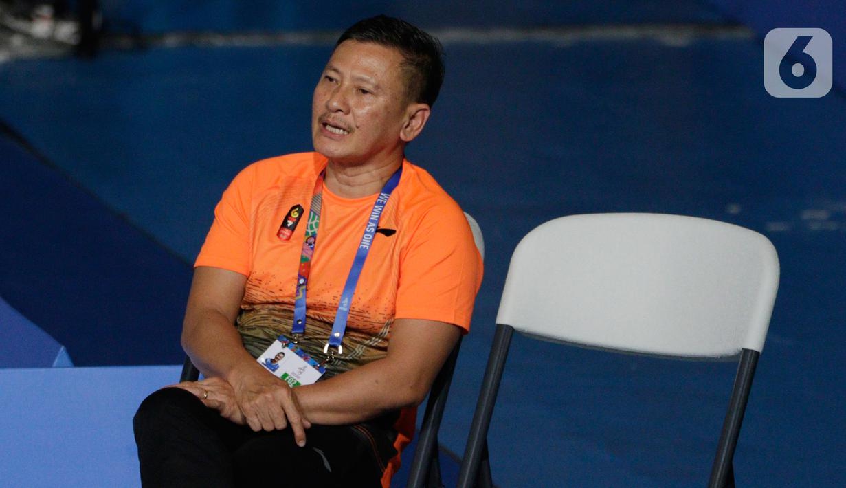 Pelatih tunggal putra Indonesia, Hendri Saputra, mengamati Anthony Ginting saat melawan Soong Joo Ven pada final beregu SEA Games 2019 di Multinlupa Sport Center, Filipina, Rabu (4/12/2019). Ginting menang 13-21, 21-15, dan 21-18. (Bola.com/M Iqbal Ichsan)