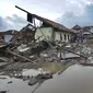 Warga mengumpulkan perkakas dari bangunan rumahnya yang rusak akibat terjangan tsunami di Kampung Sumur Pesisir, Pandeglang, Banten, Senin (24/12). Pascatsunami Selat Sunda, warga pulang untuk mencari  barang berharga miliknya. (Merdeka.com/Arie Basuki)