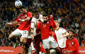 Zizo berebut bola dengan Cristhian Mosquera dalam laga uji coba internasional antara Spanyol vs Mesir di Barcelona, 1 April 2026. (AP Photo/Joan Monfort)