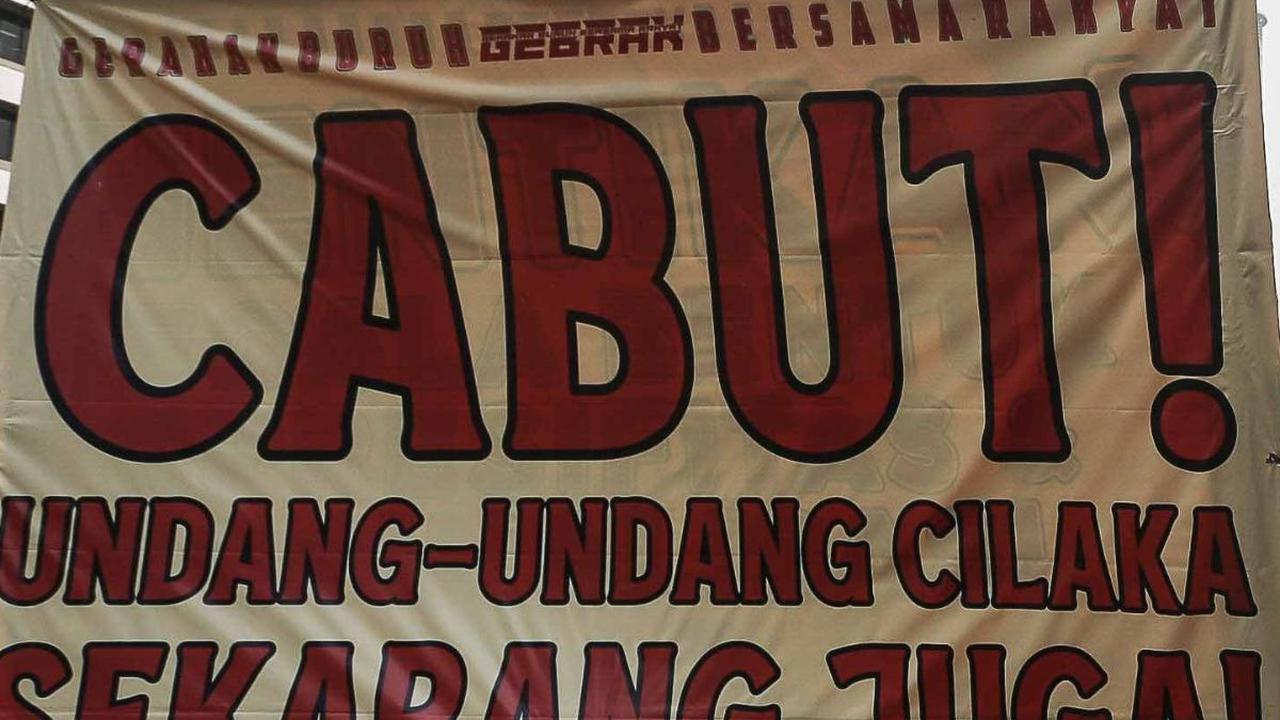 Spanduk bertuliskan 'Cabut! Undang-Undang Cilaka Sekarang Juga' turut dibentangkan oleh massa.