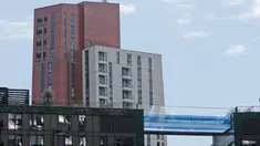 Kolam langit atau sky pool pertama di dunia dengan dasar kaca dan pemandangan dari ketinggian 115 kaki di atas jalanan London, Selasa (27/4/2021). Kolam langit atau sky pool yang membentang di antara dua blok flat mewah akan secara resmi dibuka pada 19 Mei 2021. (AP Photo/Frank Augstein)