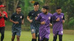 Kiper Persija Jakarta, Adixi Lenzivio (depan) bersama rekan setim mengikuti latihan perdana Persija Jakarta usai menjuarai Piala Menpora 2021 menjelang bergulirnya Liga 1 di National Youth Training Centre (NYTC) Sawangan Depok, Kamis (20/5/2021). (Foto: Dok. Persija Jakarta)