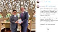 Menteri BUMN Erick Thohir, memposting di akun instagram pribadinya berphoto dengan Presiden FIFA dengen mambawa&nbsp;'Al Rihla', bola Piala Dunia 2022 di Qatar