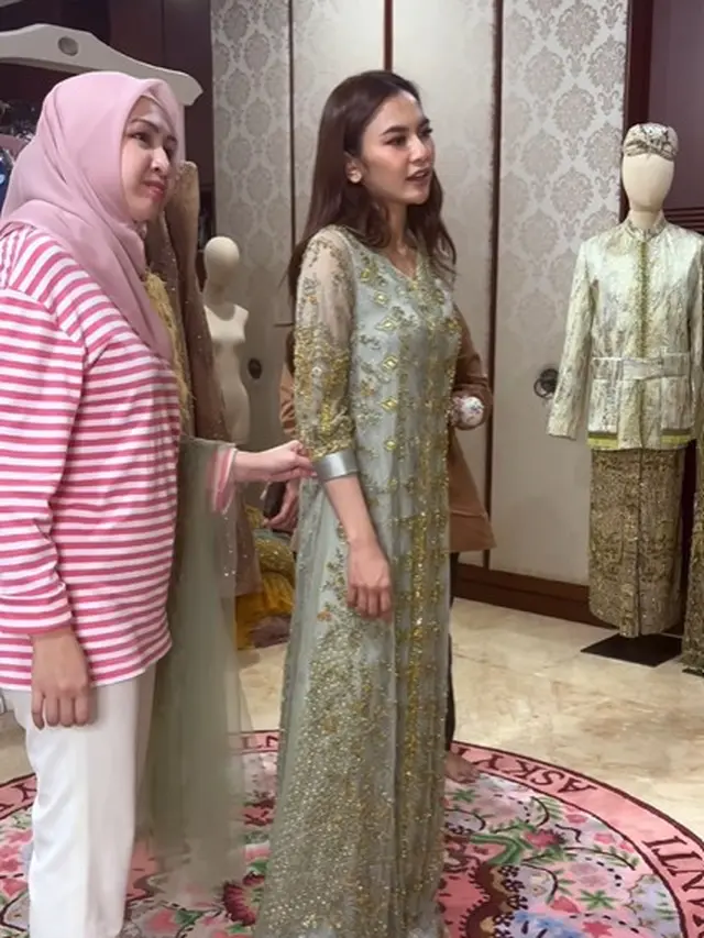 Abaya Mahalini saat pengajian (Instagram/askyfebrianti)