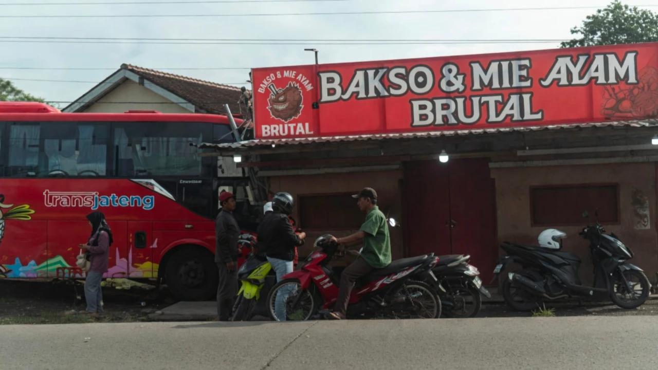 Bus Trans Jateng Nyeruduk Warung Bakso di Grobogan, Dipicu Sopir Batuk-Batuk