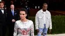 <p>Bintang reality TV, Kim Kardashian berpose saat menghadiri ajang Met Gala bertemakan 'Manus x Machina: Fashion In An Age of Technology' yang digelar di Metropolitan Museum of Art, New York, Senin (2/5). (LARRY BUSACCA/GETTY IMAGES NORTH AMERICA/AFP)</p>