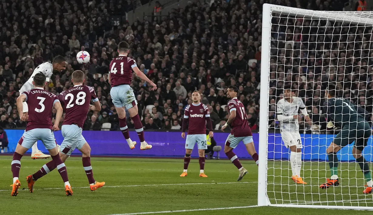 <p>Sedangkan bagi The Hammers, kekalahan tersebut membuatnya turun tingkat dari posisi 13 ke posisi 14 klasemen sementara dengan 34 poin. (AP Photo/Alastair Grant)</p>
