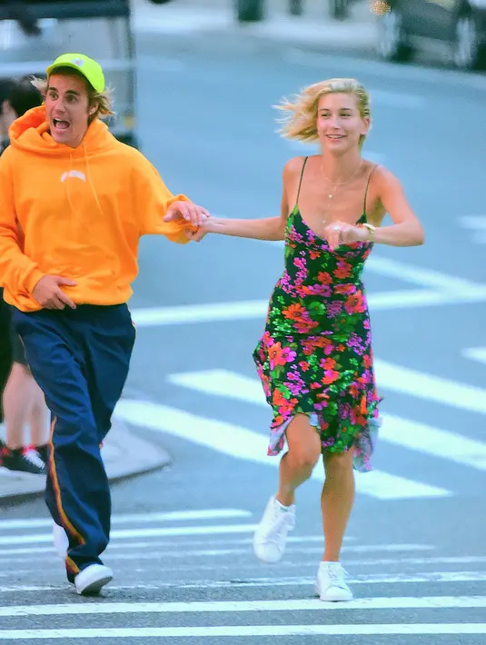 Dilansir dari HollywoodLife, pihak keluarga sudah mencoba memberi tahu agar Justin Bieber tak terburu-buru. (247PAPS-TV - SPLASHNEWS - HollywoodLife)