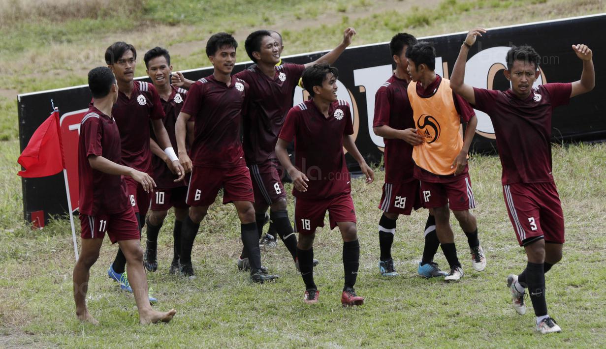 Para pemain Universitas Negeri Makassar (UNM), merayakan gol yang dicetak oleh Akbar ke gawang UIN Alauddin pada laga Torabika Campus Cup 2017 di Stadion UNM, Makassar, Rabu, (18/10/2017). UNM menang 1-0 atas UIN Alauddin. (Bola.com/M Iqbal Ichsan)