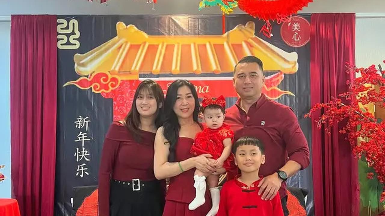 6 Potret Julie Tan Ibunda Larissa Chou Rayakan Imlek, Awet MudaGendongCucu