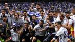 Para pemain Real Madrid merayakan gelar juara La Liga Spanyol usai menaklukkan Malaga di Stadion La Rosaleda, Malaga, Minggu (21/5/2017). Malaga kalah 0-2 dari Madrid. (AP/Daniel Tejador)