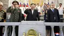 Seperti dilansir Reuters, Jumat (28/7/2023), Pemimpin Korea Utara Kim Jong Un mengawasi langsung parade militer itu, yang juga disaksikan oleh delegasi asing dari Rusia dan China. (Korean Central News Agency/Korea News Service via AP)