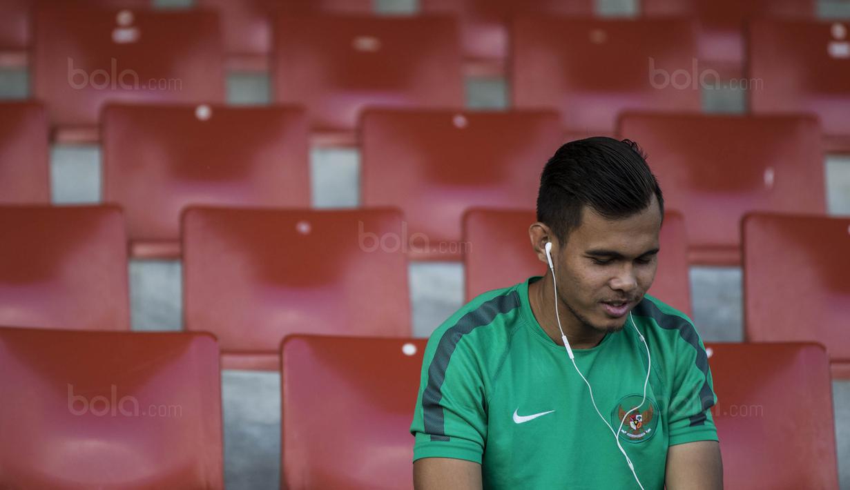 Bek Timnas Indonesia U-22, Rezaldi Hehanusa, rileks sebelum latihan di Stadion UKM, Selangor, Senin (14/8/2017). Ini merupakan latihan terakhir jelang laga SEA Games melawan Thailand. (Bola.com/Vitalis Yogi Trisna)